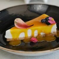 Чизкейк классический с манговым соусомв VERANDA BAR