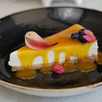 Чизкейк классический с манговым соусомв VERANDA BAR по цене 390 ₽