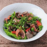 Мясной салат с пармской ветчиной, ростбифом и ягодами в Chento