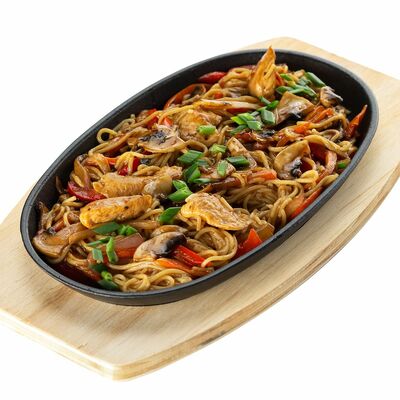 Вок Удон с курицей и овощами в Ozaki по цене 285 ₽