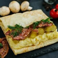 Картошка-блин с беконом и огурчиком в Блин да Мёд