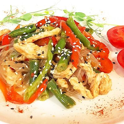 Филе грудки индейки со стеклянной лапшой и кунжутным соусом в Topfoodcafe по цене 513 ₽