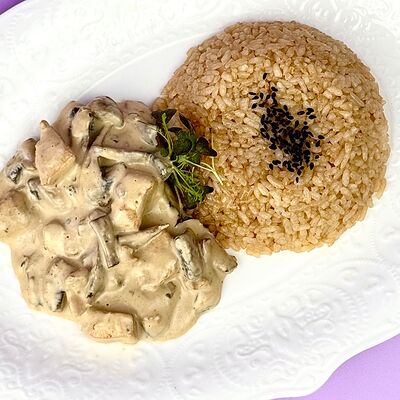 Курочка су-вид в сливочном соусе с шампиньонами с рисомв Просто Азия x Десертория по цене 510 ₽