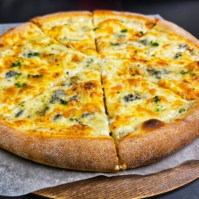 Пицца Четыре сыра в Сытый гусь по цене 1000 ₽