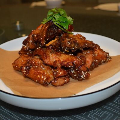 Куриные спинки в остро-сладком соусе в Тан чао по цене 23 р.