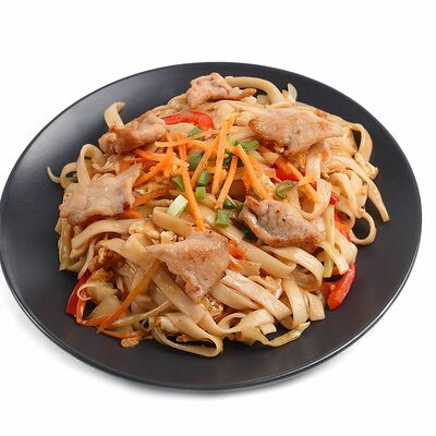 Пшеничная лапша, жаренная с овощами и свининой в Тайские рисоварни Soi7 по цене 580 ₽