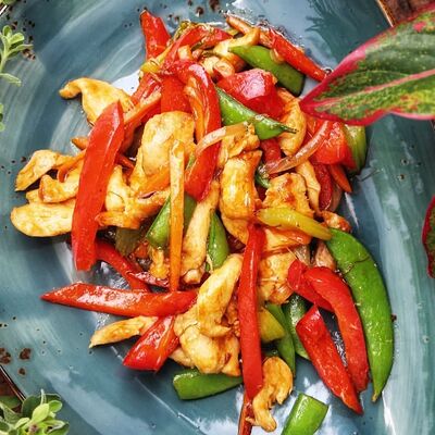 Вок с курицей в китайском устричном соусе, с бадьяном, болгарским перцем и чесноком в Mr.Mao по цене 545 ₽