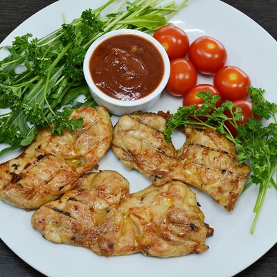 Шашлык из куриных бёдрышек в Мангал и мясо по цене 480 ₽