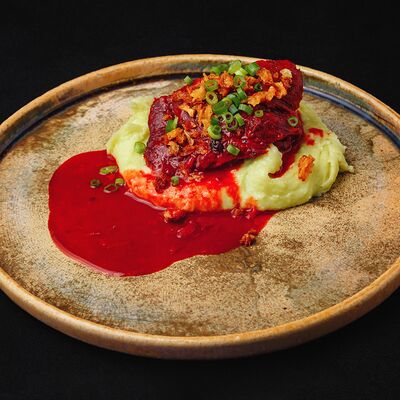 Томленые телячьи щеки в вине с картофельным пюре васаби в Кабуки по цене 990