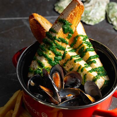 Мидии в сырно-сливочном соусе в Мидийное место по цене 1090 ₽