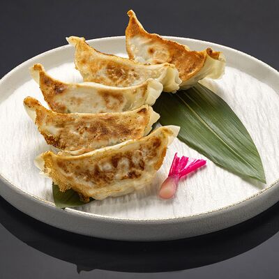 Гёдза ручной лепки с тигровыми креветками в Bluefin по цене 1090 ₽