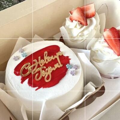 Праздничные Бенто торт и 2 капкейка «С Новым Годом» в Амрита по цене 2700 ₽