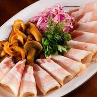 Сало с маринованными опятами и луком в Гагарин