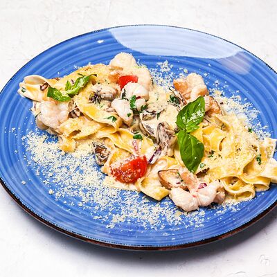 Паста с креветками и грибами в сливочном соусе в Antonio по цене 670 ₽