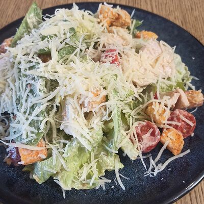 Цезарь с курицей в Кинза и Руккола по цене 600 ₽