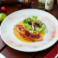 Запечённое филе лосося со сливочным соусом и эстрагоном в El idilio