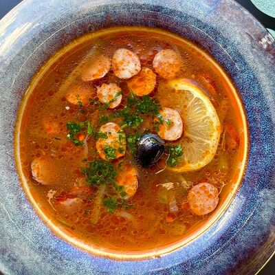 Солянка по-домашнему в Caramel по цене 350 ₽