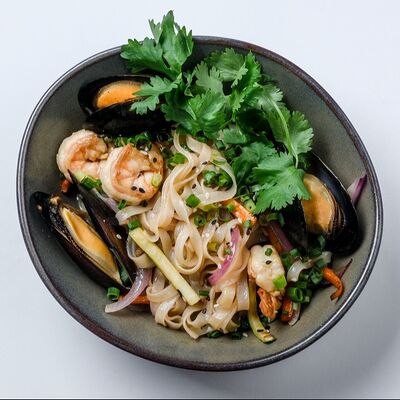 Лапша том ям с морепродуктами в Базар по цене 600 ₽