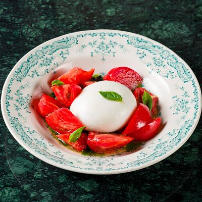 Буррата, томаты, песто из трав в Fiorentini по цене 1090 ₽