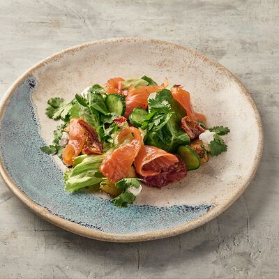 Салат с форелью и цитрусовой заправкой в Мамука по цене 990 ₽