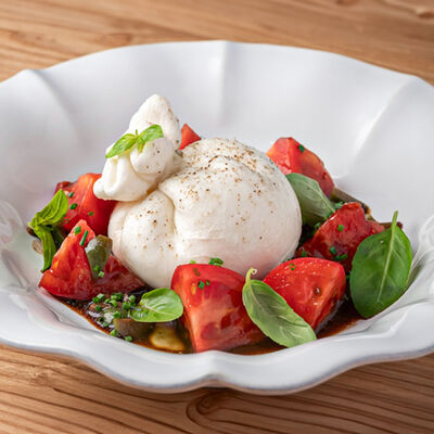Буррата с томатами и базиликом в Olio по цене 990 ₽