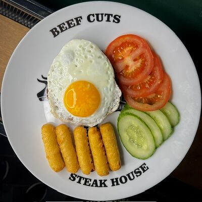 Бифштекс с яйцом в Охота мясо по цене 549 ₽