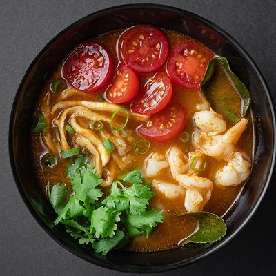 Том ям с креветками и рисом в Joly Woo по цене 738 ₽