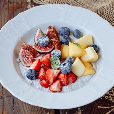 Десерт чиа с инжиром и ягодами в BarVilla по цене 4090 ₸