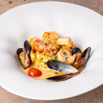 Тальятелле с морепродуктами, лимоном и пармезаном в Lili по цене 1100 ₽