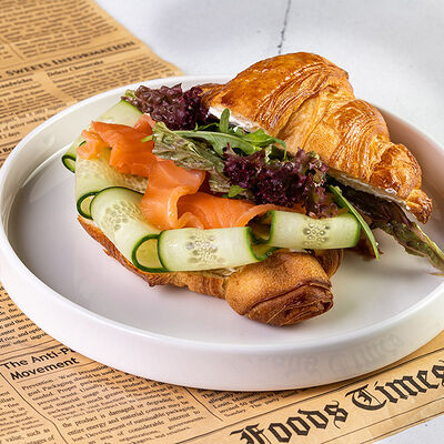 Круассан с лососем в Чайка по цене 570 ₽