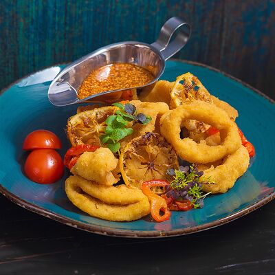 Кальмары в хрустящей корочке, овощи фри, лаймово-чесночный соус в Длинный нос по цене 650 ₽