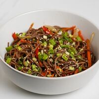 Гречневая лапша с овощами в ЁБИСАН