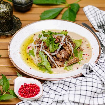 Томленая говядина с вешенками и булгуромв Кардамон по цене 860 ₽