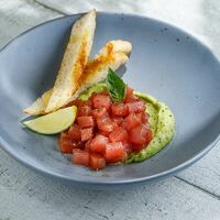 Тартар из тунца с авокадо подушкой в Двор Помидор