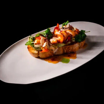 Брускетта с креветками и муссом из авокадов Soul&Spirits по цене 724 ₽