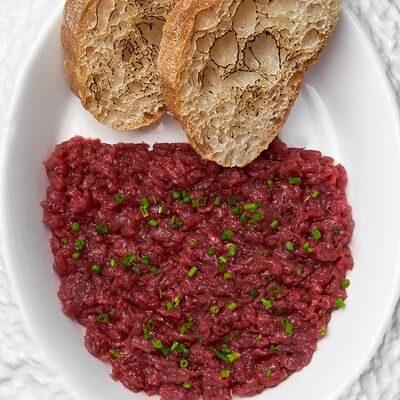 Тартар из говядины с трюфельным маслом и чиабаттой в Великий Goodwine по цене 690 ₽