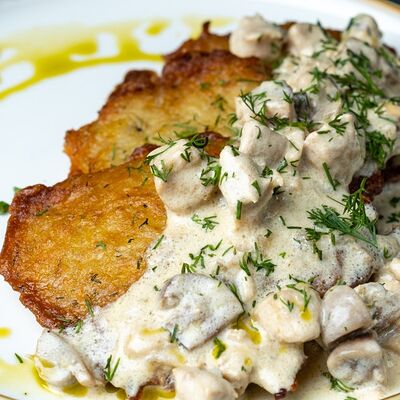 Драники с грибами в сменно грибном соусев Метро Cafe по цене 539 ₽