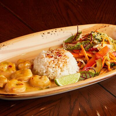 Креветки в тайском соусе с рисом и свежими салатомв Рамен с уткой по цене 970 ₽