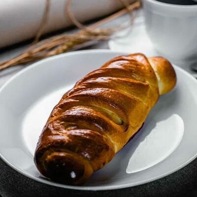 Рогалик с клубникой в Хлеб да булки и любовь по цене 130 ₽