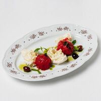 Капрезе с розовыми томатами, свежим базиликом и сыром моцарелла в Grande Osteria
