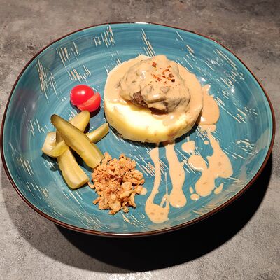 Щечки говяжьи с картофельным пюре в Пойдем зайдем по цене 750 ₽