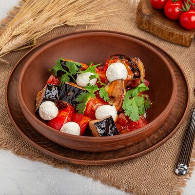 Салат из хрустящих баклажанов с мягким сыром в Русская кухня по цене 690 ₽