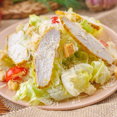 Салат Цезарь с курицей в Вкусный шашлык и не только по цене 590 ₽
