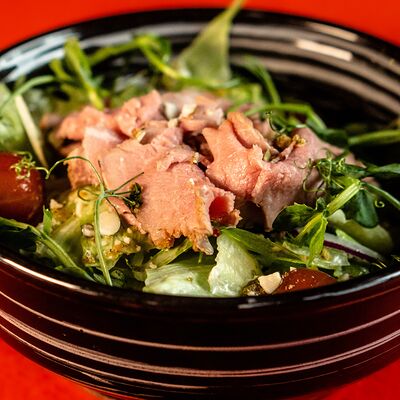 Салат с ростбифом и томатами понзу в Mexico cantina по цене 780 ₽