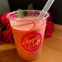 Клубничный смузи в Angel Cafe