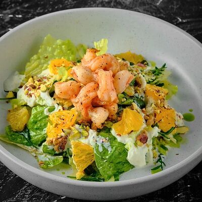 Салат с апельсинами конкассе, страчателлой, фисташками, соусом манго-маракуйя и креветками в GORDOST по цене 990 ₽