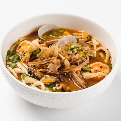 Острый суп с лапшой и морепродуктамив Омулевочная по цене 700 ₽