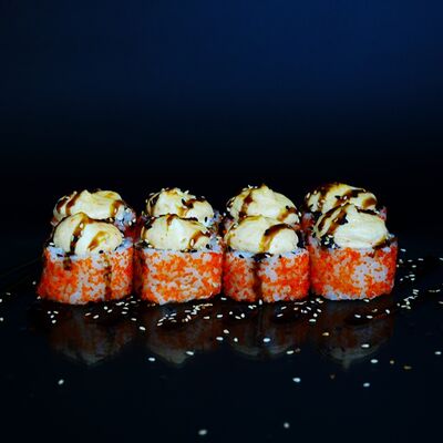 Запеченные роллы под сырной шапочкой с жареным лососем в HamsteR по цене 840 ₽
