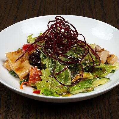 Салат с кальмаром гриль в Семейные традиции по цене 790 ₽