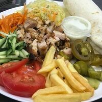 Шаурма из курицы на тарелке в Халяль Galata Food